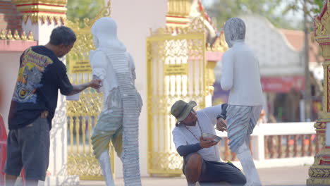 Escultores-Trabajando-En-Esculturas-En-El-Templo-Wat-Chalong-En-Phuket,-Tailandia.