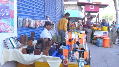 Bulliciosa-Escena-Callejera-De-Saddar-Bazar-Con-Vendedores-En-Karachi