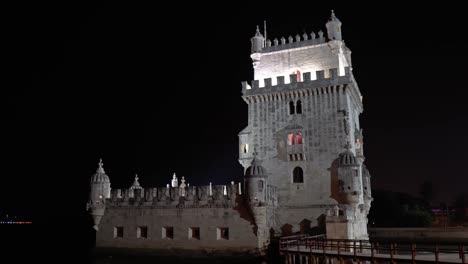 Hermosa-Torre-De-Belém-Iluminada-Por-La-Noche-Desde-La-Vista-Lateral-En-Lisboa,-Portugal