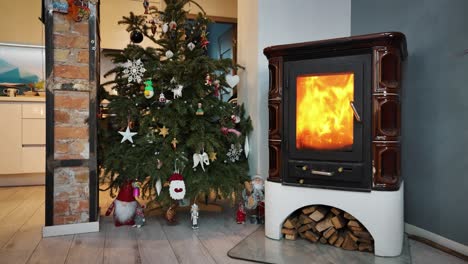 New-Year-Decorate,-Christmas-Tree,-Home-Interior-With-Fireplace-Gifts-and-Decoration