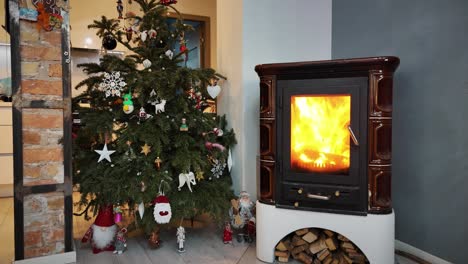 Schönes-Weihnachtsvideo-Einer-Dekorierten-Innenecke-In-Einem-Modernen-Haus-Mit-Weihnachtsbaum,-Kamin-Und-Geschenken