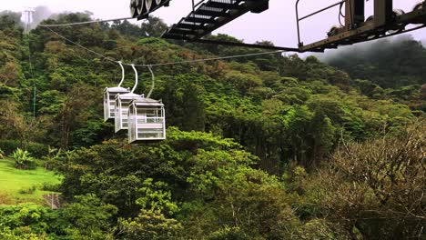 Cable-car-furnicular-goes-down-mountain-in-Monteverde-Costa-Rica-Cloud-Forest