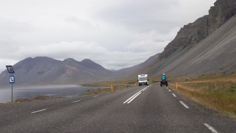 Hombre-En-Quad-Parado-En-La-Carretera-De-Circunvalación-En-Islandia---Conductor-De-Coche-Pov-Adelantando-En-La-Carretera