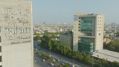 Edificio-Cdc-Y-Paisaje-Urbano,-Karachi---Panorámica-Aérea