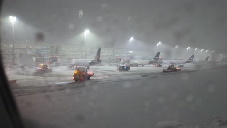 Schneebedecktes-Winterdienstfahrzeug-Räumgelände-Am-Münchner-Flughafen-In-Deutschland