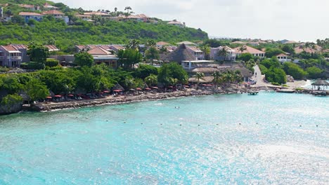 Eine-Reihe-Von-Bojen-Umgeben-Den-Karakter-Strand-Auf-Curaçao-An-Einem-Tropischen,-Sonnigen-Tag