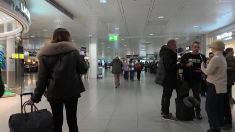 Los-Viajeros-Dentro-Del-Aeropuerto-Internacional-De-Munich-En-Baviera,-Alemania