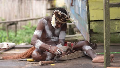 Edle-Arbeit-Macht-Asmat-Schnitzereien-In-Papua-Sehr-Berühmt-Und-Ein-Ziel-Für-Kunstsammler,-Agats,-Regentschaft-Asmat,-Papua