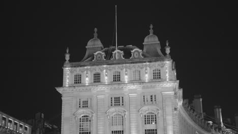 Detail-Der-Fassade-Der-Architektur-In-Der-Wunderschönen-Londoner-Stadt-Bei-Nacht