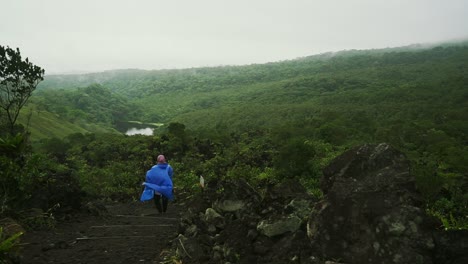 Frau-Wandert-Auf-Dem-Vulkanpfad-Arenal-In-Costa-Rica