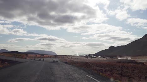 Coche-Pov-Llegando-Al-Estacionamiento-Del-área-Geotérmica-De-Námafjall-Hverir-En-El-Noreste-De-Islandia