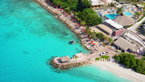 Panorama-Luftaufnahme-Eines-Tropischen-Anwesens-Mit-Zugang-Zum-Grün-blauen-Karibischen-Meerwasser