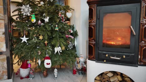 Decoración-De-Año-Nuevo,-árbol-De-Navidad,-Interior-De-Casa-Con-Regalos-Y-Decoración-De-Chimenea