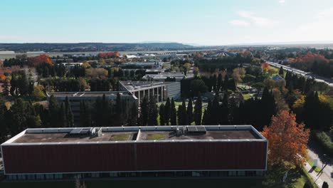 Luftaufnahmen-Des-Berühmten-Gemeinschaftsgebäudes-Von-Grand-Avignon