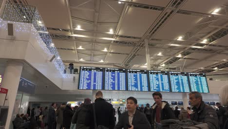 Pasajeros-Con-Vuelos-Retrasados-Atrapados-En-La-Terminal-Del-Aeropuerto-De-Munich-En-Baviera,-Alemania
