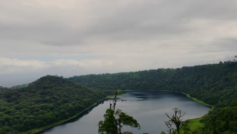 Lago-Volcánico-Laguna-De-Hule-En-La-Selva-Tropical-De-Costa-Rica