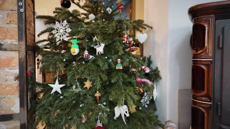 Decoración-De-Año-Nuevo,-árbol-De-Navidad,-Interior-De-Casa-Con-Regalos-Y-Decoración-De-Chimenea