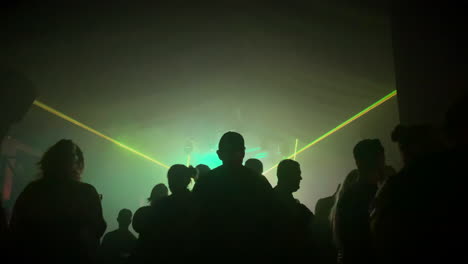 Eine-Nachtclub-Rave-Party-Mit-Tanzenden,-Nicht-Wiederzuerkennenden-Silhouetten-Und-Laser-Disco-Lichtern-In-Einem-Club-Bei-Nacht