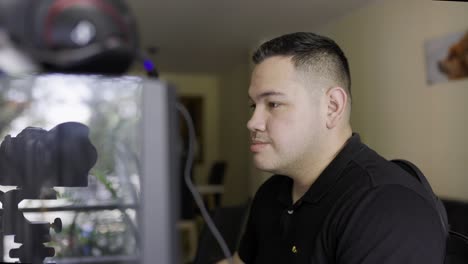 Halbnahe-Aufnahme-Eines-Jungen-Latino-Mannes-Mit-Weißer-Haut,-Der-An-Einem-Desktop-Computer-Arbeitet