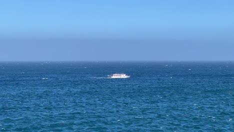 Ferry-De-Pasajeros-Navegando-En-Mar-Abierto-Cerca-De-Valetta,-Malta