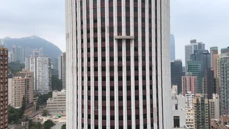 Plataforma-De-Limpieza-De-Ventanas-Descendiendo-Sobre-Rascacielos-De-Hong-Kong-En-Un-Día-Sombrío