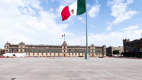 Toma-En-Cámara-Lenta-De-La-Bandera-Mexicana-Ondeando-En-El-Zócalo-Frente-Al-Palacio-Nacional-En-La-Ciudad-De-México