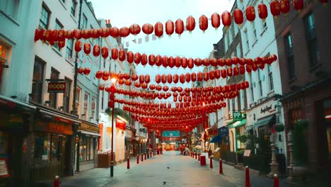 Linternas-Chinas-Engalanadas-En-La-Calle-Comercial-Chinatown-De-Londres