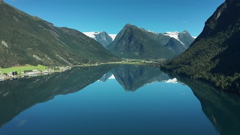 Un-Vuelo-Sobre-El-Estrecho-Fiordo-De-Fjaerland-Rodeado-De-Montañas-Cubiertas-De-Bosques