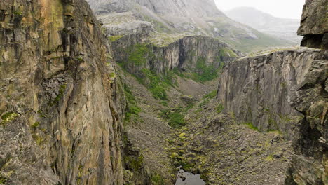 Flug-Durch-Die-Steilen-Felswände-Der-Hellmojuvet-Schlucht-Im-Norden-Norwegens