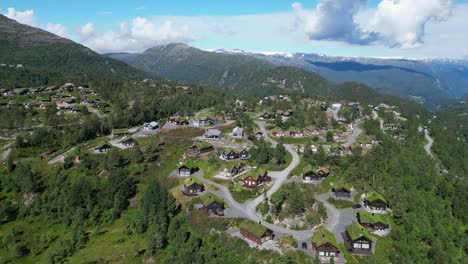 Skizentrum-Und-Dorf-Roldal-Im-Sommer-In-Ullensvang,-Vestland,-Norwegen---4K-Luftaufnahme