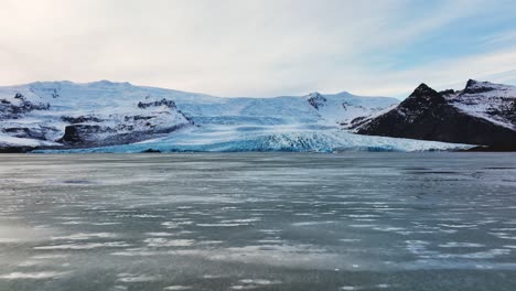 Luftpanorama-Landschaftsansicht-Eines-Gletschers-Mit-Strukturierten-Eisformationen,-In-Island,-In-Der-Abenddämmerung