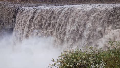 Kraftvolles-Wasser,-Das-Auf-Dem-Detifoss-Wasserfall-Im-Vatnajökull-Nationalpark-In-Island-Fließt