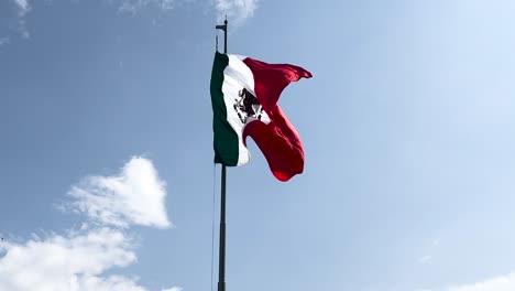 Toma-En-Cámara-Lenta-De-La-Bandera-Mexicana-Ondeando