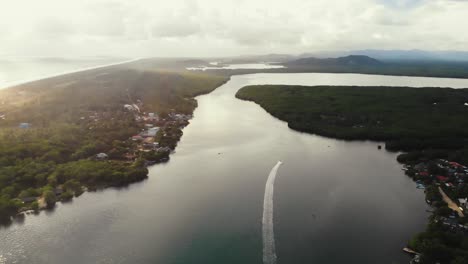 Vista-Aérea-De-La-Laguna-De-Chacahua-Con-El-Mar,-Un-Paraíso-Para-Los-Surfistas.