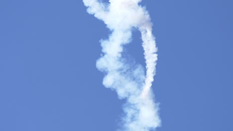 Melissa-Brennt-In-Einem-Edge-540-Stuntflugzeug-Im-Flachdrehen-Mit-Rauchfahne