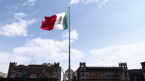 Toma-En-Cámara-Lenta-De-La-Bandera-Mexicana-Ondeando-En-El-Zócalo-Al-Mediodía