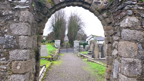 Historischer-Kircheneingang-Und-Eingangstor-In-Castledermot,-Kildare,-Irland