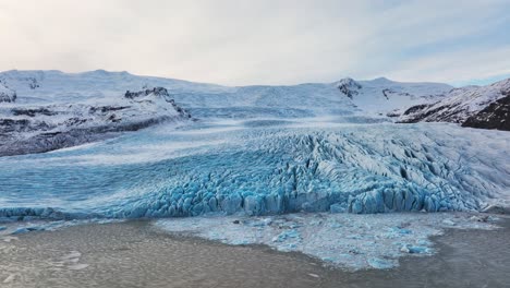 Luftlandschaftsansicht-Eines-Gletschers-Mit-Strukturierten-Eisformationen,-In-Island,-In-Der-Abenddämmerung