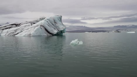 Floating-And-Melting-Ice-Near-Jökulsárlón-Glacier-Lagoon,-Iceland---Drone-Shot