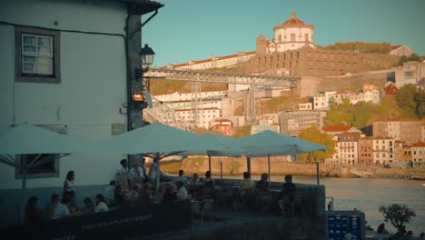 Restaurant-In-Porto-Am-Fluss-Douro-Mit-Historischen-Gebäuden-Im-Hintergrund