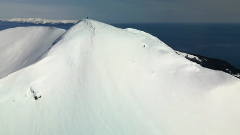 Vista-Aérea-De-Un-Freerider-De-Montaña-Salvaje-Esquiando-Por-Las-Empinadas-Laderas-De-Alaska