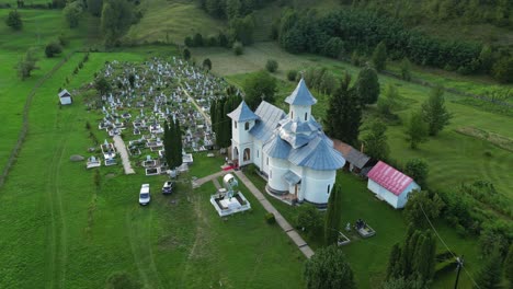 Iglesia-Histórica-Y-Cementerio-Con-Naturaleza-Verde-En-Palanca,-Condado-De-Bacau,-Moldavia-Occidental,-Rumania