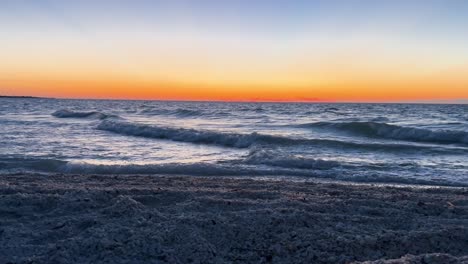 Entspannende-Aufnahme-Von-Muscheln-Und-Meer-Während-Des-Sonnenuntergangs