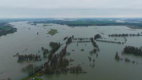 Fluss-Waal-Im-Gelderland,-Der-Die-Umliegende-Niederländische-Landschaft-überschwemmt,-Luftaufnahme