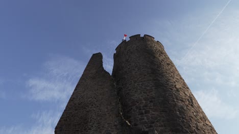 Medieval-castle-tower-ruïn-with-the-french-flag-on-top-in-Kaysersberg,-France