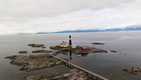 Footbridge-Towards-Tranoy-Lighthouse-On-Hamaroy-Island-Near-Vestfjord,-Norway