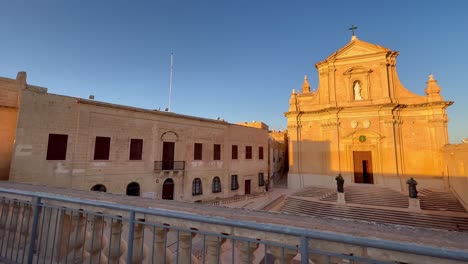 Erkunden-Sie-Die-Historischen-Straßen-Der-Zitadelle-Von-Gozo,-Die-Barocke-Architektur-Und-Die-Aussicht-Auf-Das-Mittelmeer-In-Maltas-Mittelalterlicher-Festung
