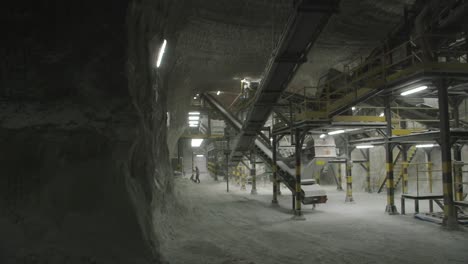 Mineros-Trabajando-Dentro-De-La-Mina-De-Sal