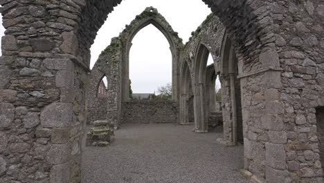 Historische-Restaurierte-Ruinen-Im-Inneren-Der-Mittelalterlichen-Kirche,-Großes-Fenster-In-Castledermot,-Kildare,-Irland