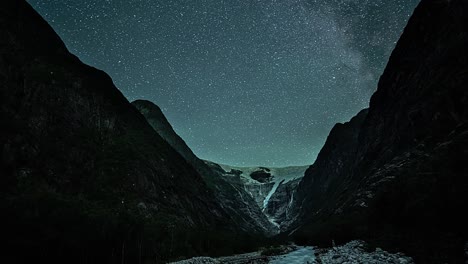 Una-Vista-Impresionante-Del-Cielo-Nocturno-Sobre-El-Glaciar-Kjenndalsbreen